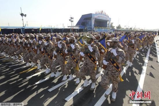 伊朗舉行大規模閱兵 新型遠程導彈亮相圖